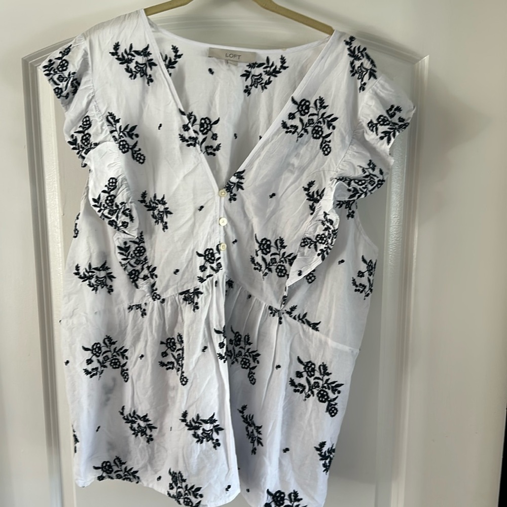 Beautiful cotton loft brand shirt with navy embroidery perfect for summer
